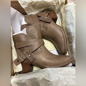 UGG Elysian Light Brown/Tan Ankle Boots Size 5 New in box!